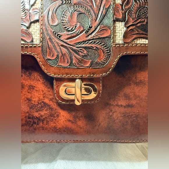 Hand tooled leather crossbody purse - Picture 10 of 10